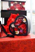 SCATOLA CUORE FIORI ROSSO/NERA 25X13